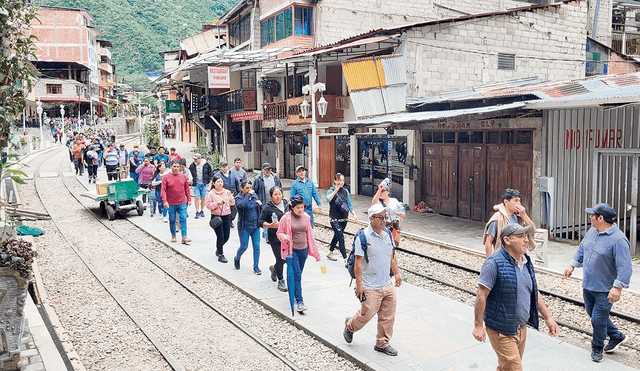 El dato. La población se movilizó por las líneas del tren, cuyo servicio fue suspendido en el tramo Ollantaytambo - Machupicchu - Hidroeléctrica. Foto: Luis Álvarez/La República