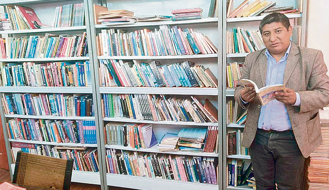 Gestor. Fernando Chuquipiunta y algunos de los ejemplares de la biblioteca. Foto: difusión