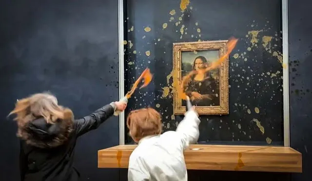 La seguridad del Louvre, en París, fue sorprendida por 2 mujeres, quienes lanzaron sopa contra la famosa obra de Leonardo da Vinci. Foto: El País - Video: @CLPRESSFR/Twitter