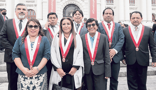 El dato. En la bancada del Bloque Magisterial, los congresistas Alex Paredes y Edgar Tello, son quienes más informes deben, según transparencia del Congreso. Foto: difusión