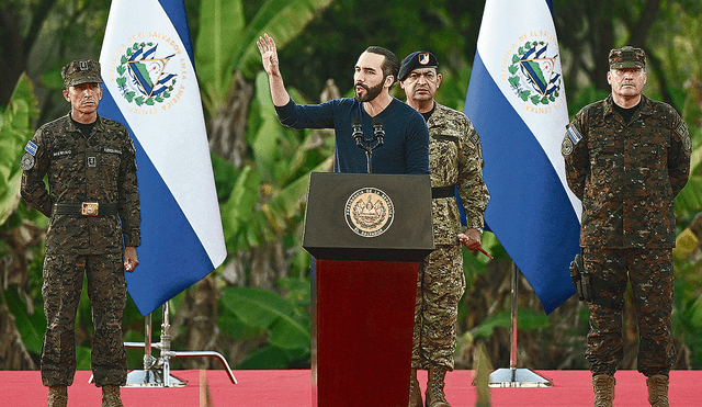 Dirige. El presidente de El Salvador, Nayib Bukele, coordina operativo con comando militar al oeste de la ciudad capital. Foto: difusión