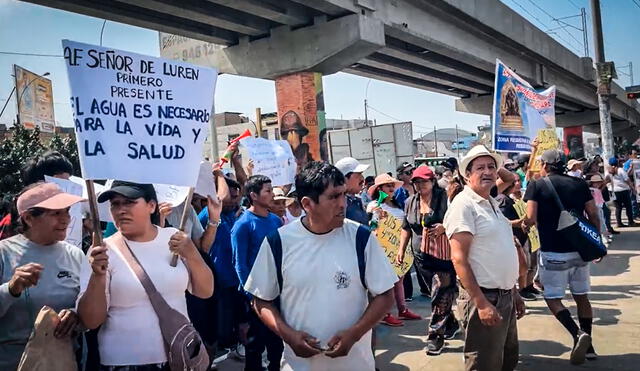 Contingente policial resguarda los exteriores de la central de atención de Sedapal. Foto: San Juan de Lurigancho TV/Facebook