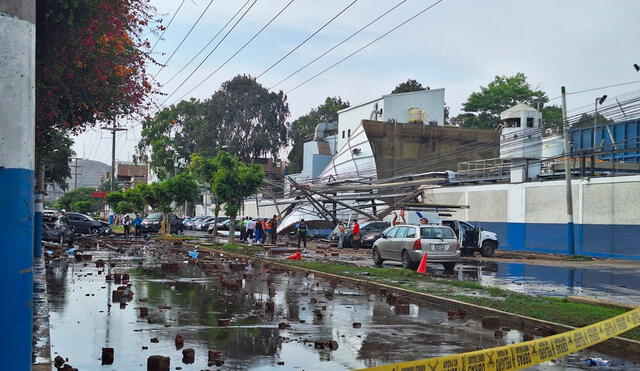 Una persona fue rescatada tras la explosión de un tanque de agua. Foto: Grace Mora/La República