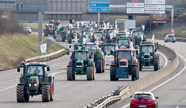 Crece la tensión social. Sindicatos y asociaciones agrícolas toman diversas autopistas y calles a las afueras de París. Foto: difusión