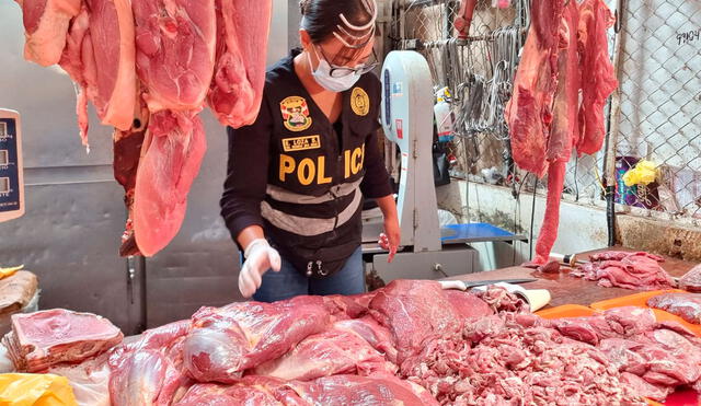 Comerciantes no contaban con equipos para almacenar la carne, por lo que parte de la mercadería se encontraba en mal estado. Foto y video: Rosa Quincho/La República