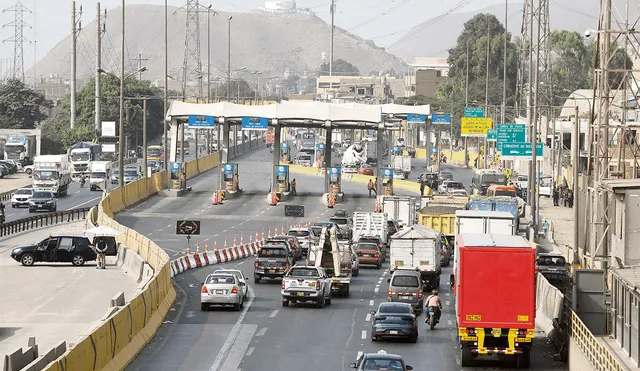 Puente Piedra. Desde la noche del lunes, los vehículos pasan las casetas de Rutas de Lima, pero sus choferes no pagan. Foto: Félix Contreras/La República