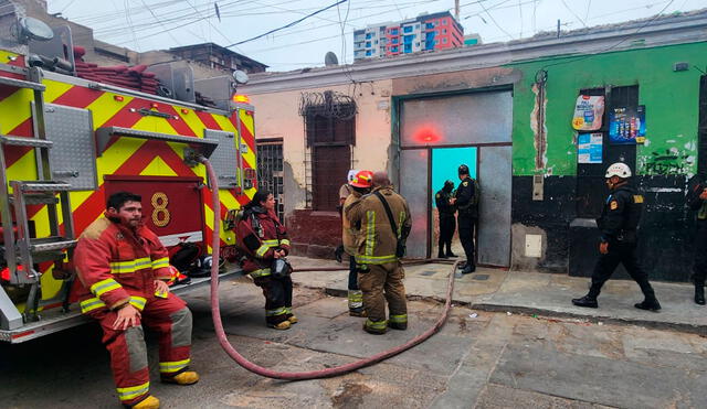 Ambulancias y unidades de rescate se encuentran en la zona. Foto: Rosario Rojas/La República