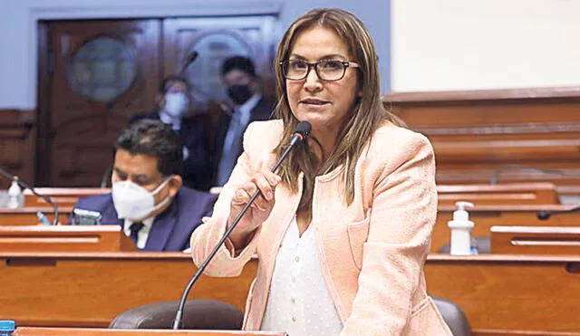 Magaly Ruiz (APP), acusada de recortar el sueldo a sus trabajadores, fue blindada por la SAC. Foto: Congreso