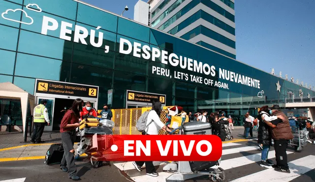 Caos en el aeropuerto Jorge Chávez por el retraso de vuelo. Foto: composición LR.