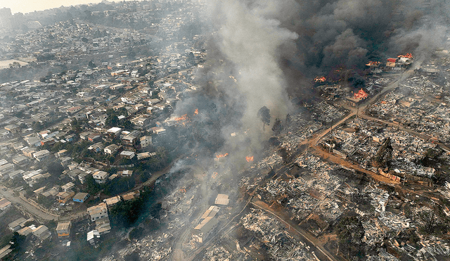 Sin precedentes. Los incendios forestales afectaron sobretodo las zonas de Valparaíso y Viña del Mar. Bomberos, brigadistas y policías se unen para luchar contra el fuego devastador.  Foto: AFP