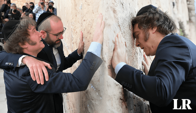 Milei cumplió así una vieja promesa: había dicho que si llegaba a la Rosada, iría a ese lugar sagrado para el judaísmo. Foto: composición de Fabrizio Oviedo/LR/AFP. Video: Todo Noticias