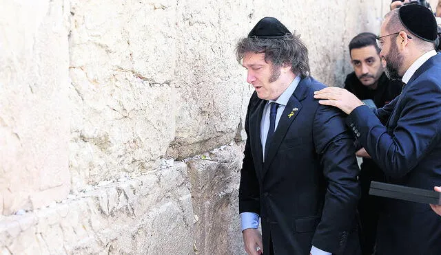 Llanto. En el Muro de los Lamentos, Javier Milei se emocionó hasta las lágrimas. Así inició una gira que lo llevará al Vaticano. Foto: AFP