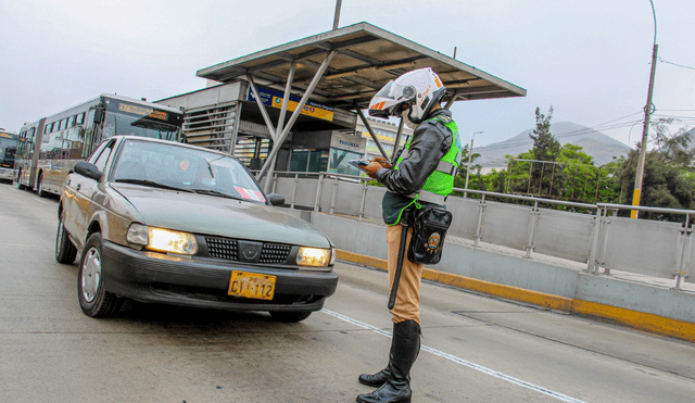 Policía invita a los conductores a no arriesgarse a obtener una multa por invadir carriles que no les corresponde. Foto: Metropolitano