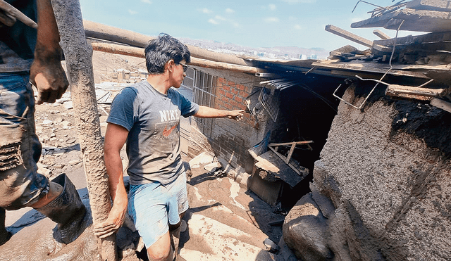 Daños. El lodo cubrió la casa de la familia Murga López, en Comas. Un huaico los sorprendió mientras dormían. La matriarca de 91 años fue salvada a tiempo. Foto: Barbara Mamani / La República