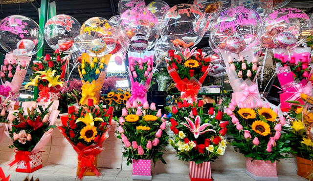 El 13 y 14 de febrero los comerciantes de este mercado de Lima ofrecerán ramos con chocolates y peluches. Foto: Miriam Torres/URPI