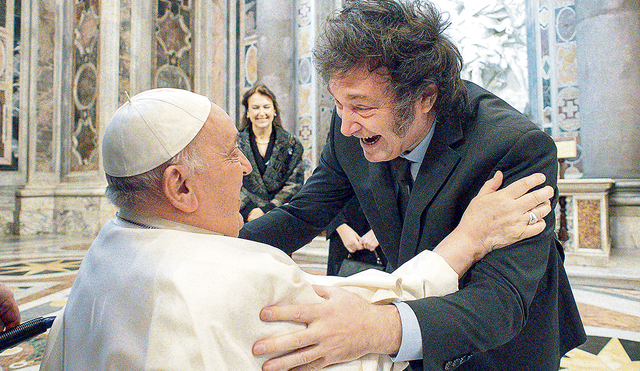 Emocionados. Papa Francisco (izq.) saludando al presidente argentino Javier Milei (dcha.) en el Vaticano. Foto: difusión