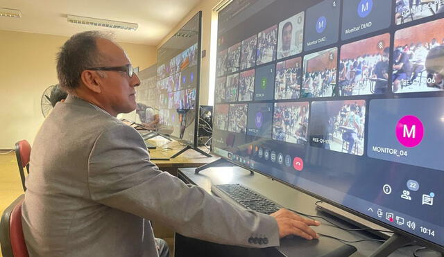 Docentes monitorean el desarrollo del examen de admisión. Foto: Rosa Quincho/La República