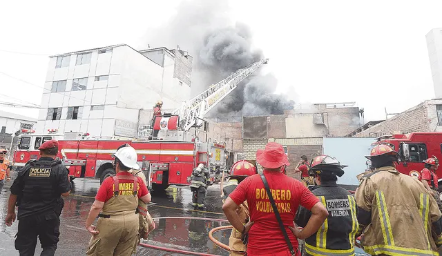 Infierno. Los bomberos lucharon contra el dantesco incendio iniciado en una ferretería. Foto: Félix Contreras / La República