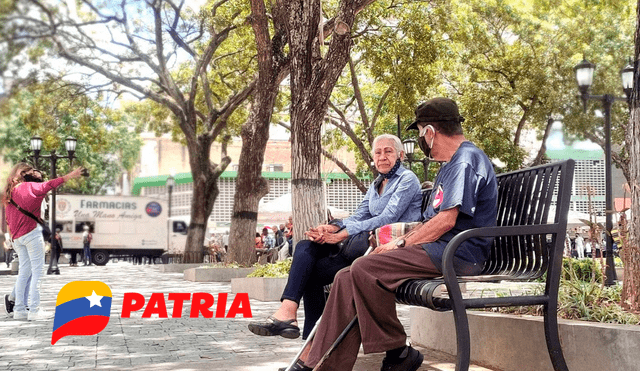 Los trabajadores activos y jubilados también reciben el Bono de Guerra Económica. Foto: composiciónLR/Crónica Uno/Patria