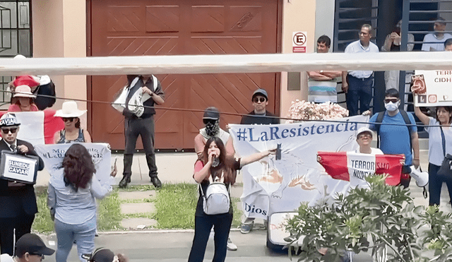 Impunidad. Grupos de extrema derecha, como La Resistencia, acosan a los periodistas Gustavo Gorriti y Rosa María Palacios. Foto: difusión