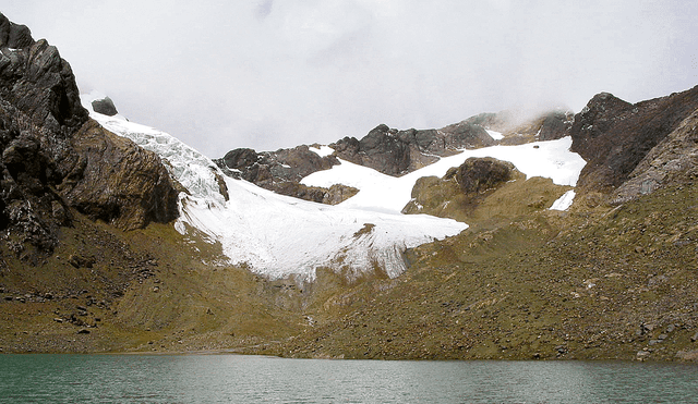 Agonía. Tres momentos del glaciar Yanamarey, ubicado en la provincia de Recuay, Áncash. Desde los años 80 a la actualidad ha perdido más del 90% de su cobertura helada y hoy agoniza.  Foto: difusión