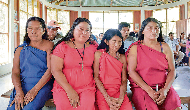 Víctima. Augostina Mayán (segunda de la izquierda) se ha enfrentado a mineros ilegales en la frontera con Ecuador. Hoy teme. Foto: difusión