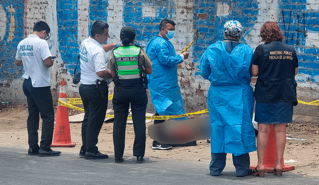 Los testigos aseguraron que no se percataron del crimen hasta la mañana de este domingo. Foto: Mirian Torres/La República