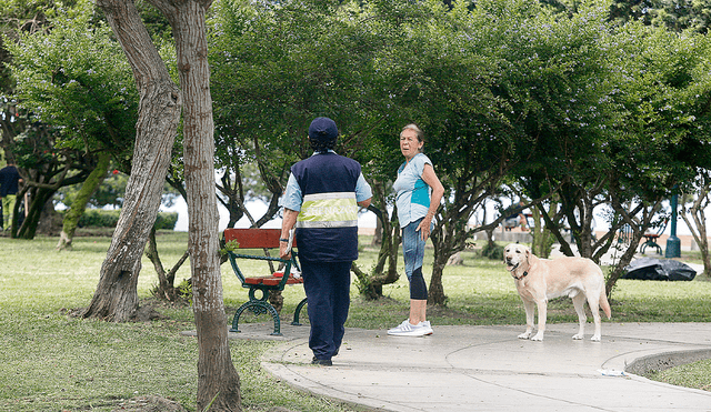 Fiscalizadores y el serenazgo de Miraflores no permiten que los vecinos hagan deportes en plaza central del parque Grau. Lo mismo ocurre en otros espacios públicos del distrito. Foto: difusión