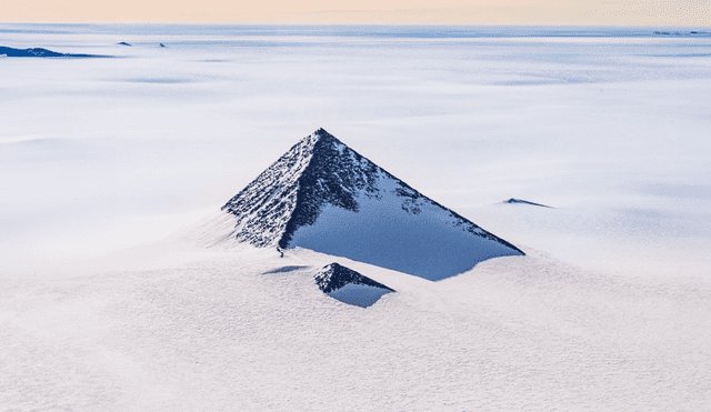 La montaña piramidal se ubica en la cordillera Heritage. Foto: Pinterest