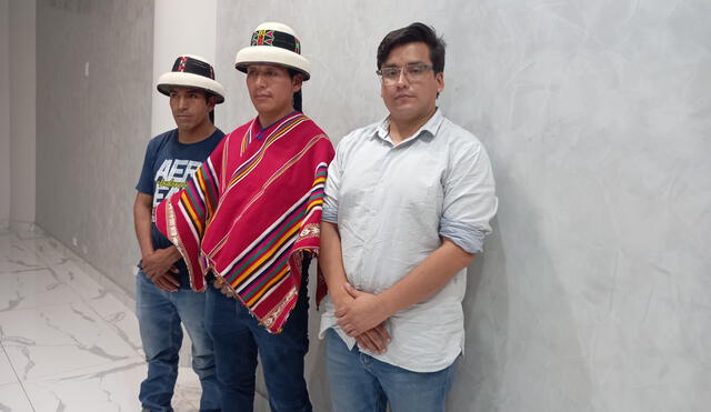 Dirigentes Grimaldo Salas y Ezequiel Huillca junto al abogado Alexander Anglas.