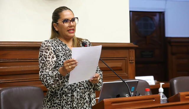 Digna Calle, pasan por alto sus licencias y ausencias.