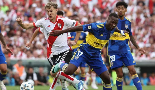 Luis Advíncula fue titular en el partido entre Boca Juniors y River Plate. Foto: AFP