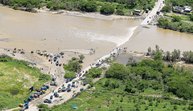 Cada año. Colapso del puente en Malingas. Pobladores de Tambogrande y Chulucanas están cansados de la indiferencia estatal y viven en el riesgo de cruzar, pese a fuerza del agua. Foto: difusión