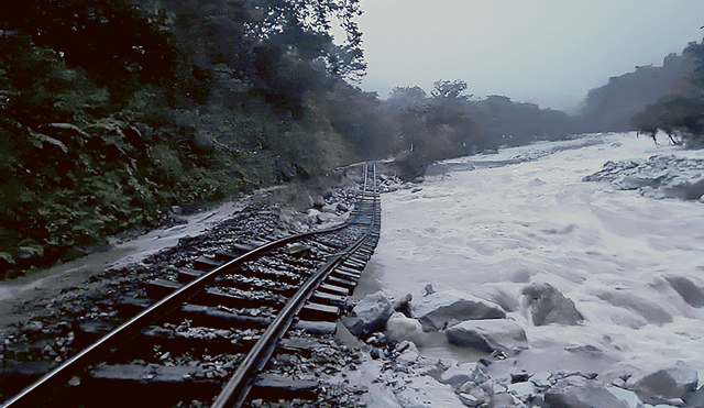 Daños. Tramo de la vía férrea fue arrasado por el huaico y el río. Servicio fue interrumpido. Foto: difusión