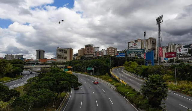 Autopista Francisco Fajardo estará cerrada por las próximas horas, anunció el INTT. Foto: composición LR/AFP