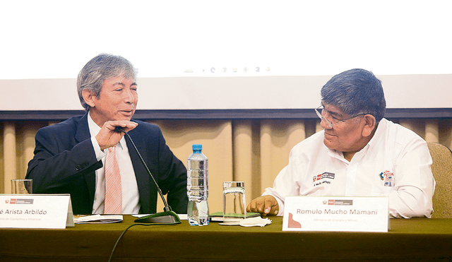 Mandamases. José Arista, del MEF, y Rómulo Mucho, del Minem, ayer, en conferencia de prensa. Ambos integran la junta general de accionistas de Petroperú. Foto: Felix Contreras