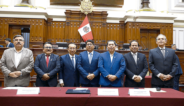 Ellos son. Presidente de la Comisión de Educación, José Balcázar (tercero, de izquierda a derecha), quiere crear más universidades. Lo apoyan varias bancadas. Foto: difusión