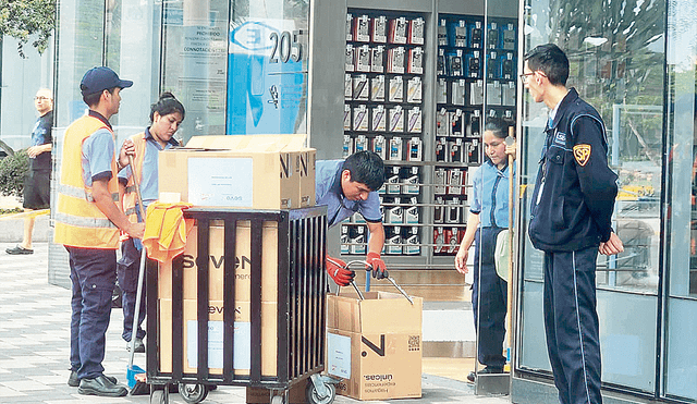 Escenario. Los delincuentes rompieron mampara exterior e ingresaron a la tienda de donde robaron celulares de alta gama. Foto: difusión