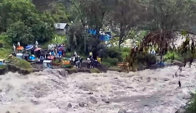 Agua de las lluvias provocaron daños a más del 50% del camposanto en Puno. Foto: captura Radio Fama Limbani