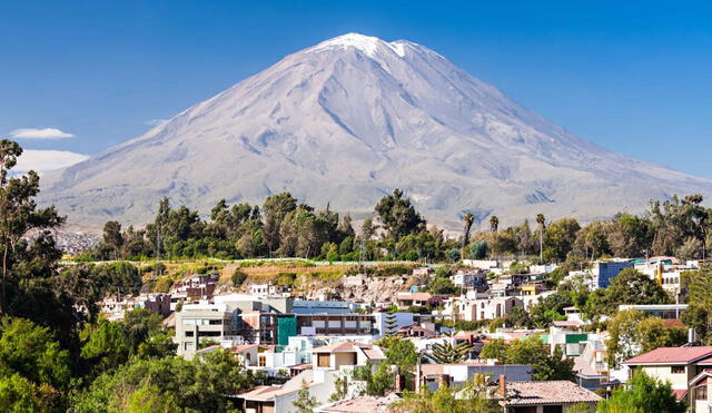 Arequipa está rodeada por tres volcanes y cuenta con edificios barrocos construidos de sillar. Foto: Viajes del Perú