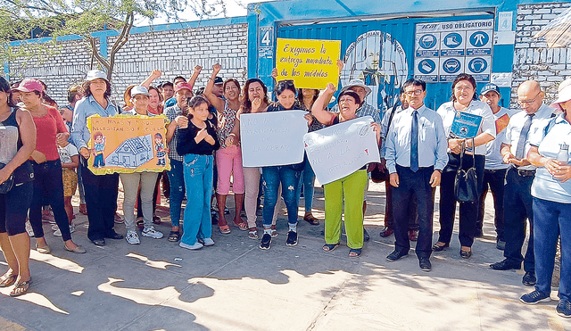 Plantón en Chiclayo. Padres y docentes del colegio Monseñor Juan Tomis Stack reclaman por clases virtuales de escolares. Foto: difusión