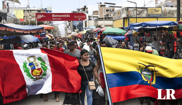 Se estima que alrededor de 600 personas cruzan diariamente la división entre Perú y Ecuador. Foto: composición LR/El Universo