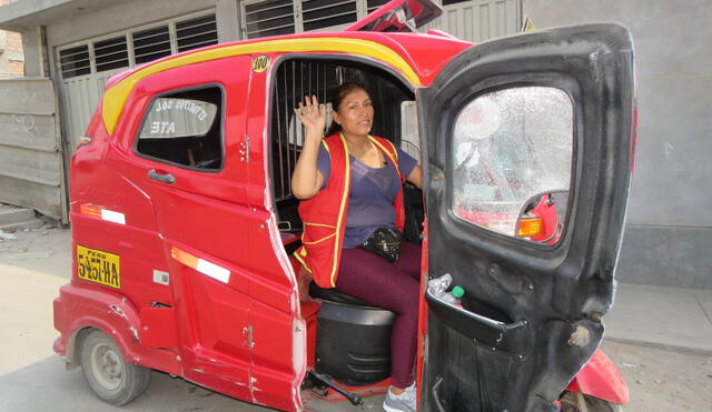 Mercedes Muedas Asto es una de las pocas mototaxistas del distrito de Ate. Foto: cortesía del Midis