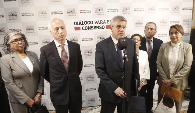 Aldo Vásquez e Inés Tello (a la derecha e izquierda de Antonio de la Haza) fueron inhabilitados. Foto: Marco Cotrina