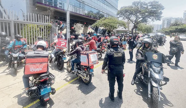 En pie de lucha. Desde el 2017 se han presentado 17 iniciativas legislativas para regular el trabajo de los motorizados, ninguna cuenta con dictamen favorable. Foto: Kevin García/La República