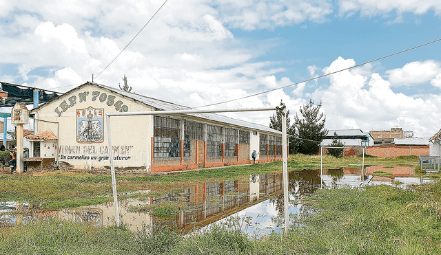 Lluvias. En Puno, más de 600 niños del colegio Virgen del Carmen, en la ciudad de Juliaca, iniciaron las clases en medio de inundaciones. Piden nuevo local. Foto: Cinthia Álvarez/La República