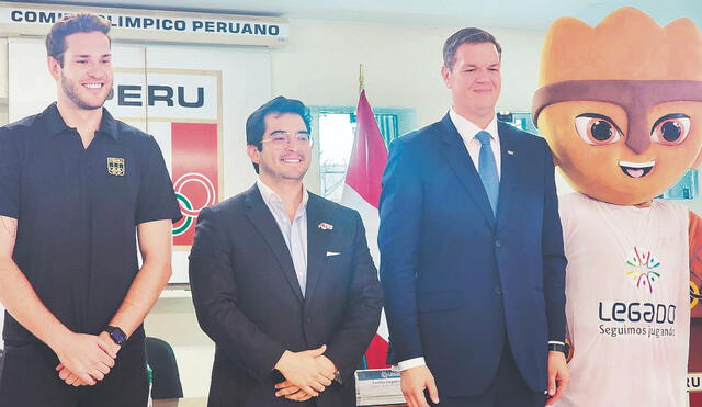 Comitiva. Eduardo Romay (capitán de la selección de vóley) junto a Renzo Manyari (presidente del COP) y Carlos Zegarra (director de Legado). Foto: difusión.
