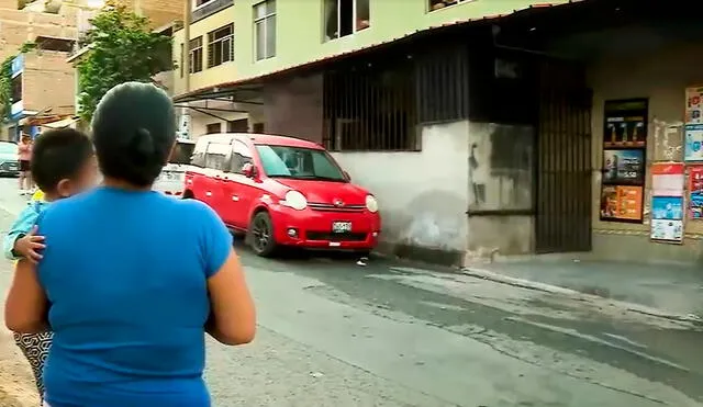 El auto de una vecina de la zona terminó perjudicado tras una fuerte pelea suscitada frente al bar clandestino. Foto: captura/Latina TV