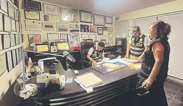 Incursión policial. Agentes de la Diviac en el despacho del general EP (r) Jorge Yánac Chávez. Foto: difusión.