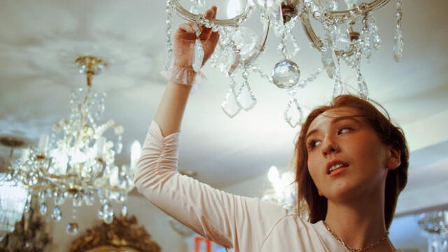 Maya Endo en videoclip de "Habitación".